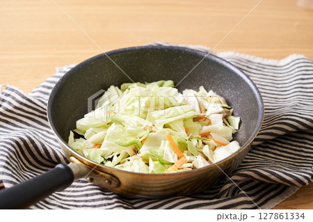 フライパンに入れたカット野菜 (キャベツ、きのこ、人参) フライパンに入れたカット野菜 (キャベツ、きのこ、人参) 127861334