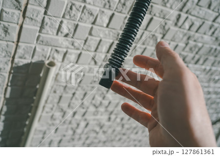 取り外したエアコンのドレンホースが粘着テープでベトベト 取り外したエアコンのドレンホースが粘着テープでベトベト 127861361