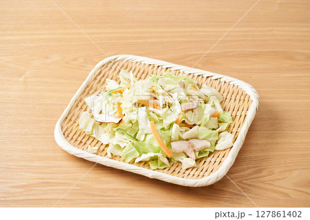 ざるに盛ったカット野菜　（キャベツ、きのこ、人参） 127861402