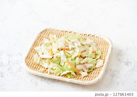 ざるに盛ったカット野菜 (キャベツ、きのこ、人参) ざるに盛ったカット野菜 (キャベツ、きのこ、人参) 127861403