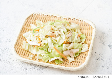 ざるに盛ったカット野菜　（キャベツ、きのこ、人参） 127861404