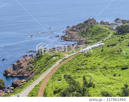 「青森県」種差海岸を走る東北エモーション・八戸市 「青森県」種差海岸を走る東北エモーション・八戸市 127861460