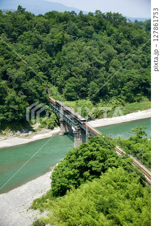 新緑の天竜川沿いを走る特急伊那路（373系） 127861753