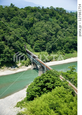 新緑の天竜川沿いを走る特急伊那路(373系) 新緑の天竜川沿いを走る特急伊那路(373系) 127861754