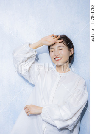 白いブラウスの伸びをする女性 白いブラウスの伸びをする女性 127861762