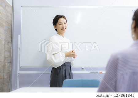 若い女性、ビジネスウーマン、オフィスカジュアル 若い女性、ビジネスウーマン、オフィスカジュアル 127861843
