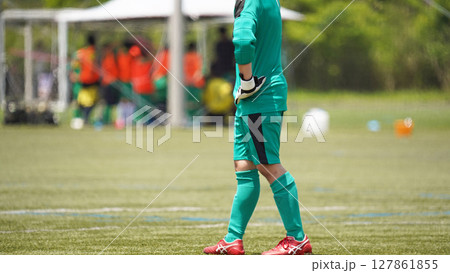 少年サッカーの試合（ゴールを守るゴールキーパー） 127861855