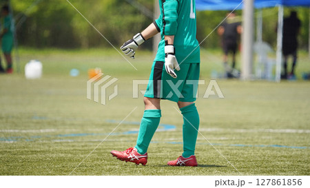 少年サッカーの試合（ゴールを守るゴールキーパー） 127861856