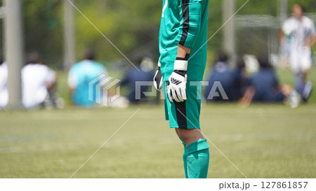 少年サッカーの試合(ゴールを守るゴールキーパー) 少年サッカーの試合(ゴールを守るゴールキーパー) 127861857