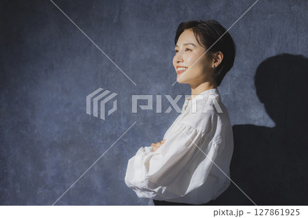 腕組みをするビジネスウーマン 127861925