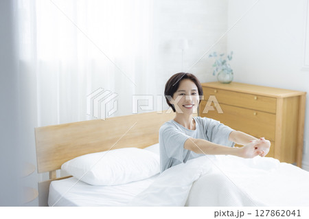 ベッドでストレッチする女性　 127862041