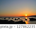 夕日の沈む海岸 127862235