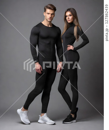 黒の全身ボディースーツでポーズを決めたモデルペア 127862439