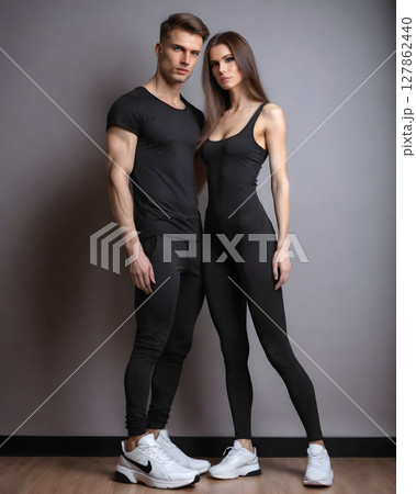 スポーツジムの壁際で寄り添う鍛えた2人 127862440