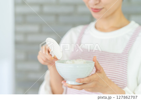 炊き立てのご飯 127862707