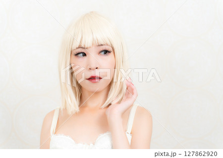 ウイッグを付けた女性 ウイッグを付けた女性 127862920