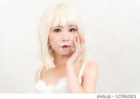 ウイッグを付けた女性 ウイッグを付けた女性 127862921