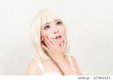 ウイッグを付けた女性 127862923