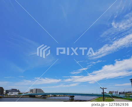 爽やかな青空と新奥戸橋の風景 爽やかな青空と新奥戸橋の風景 127862936