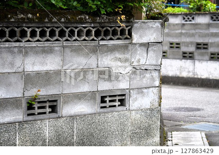ひび割れした古いブロック塀 127863429