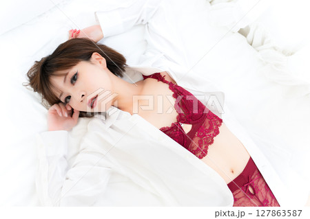 下着の日本人女性 下着の日本人女性 127863587