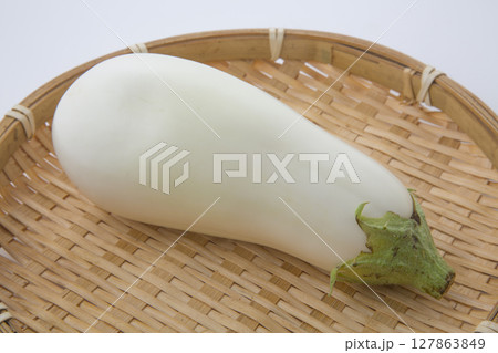 竹笊の上の白ナス 竹笊の上の白ナス 127863849