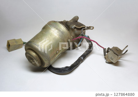 front windshield wiper motor with thermal fuse and electrical plug 127864880