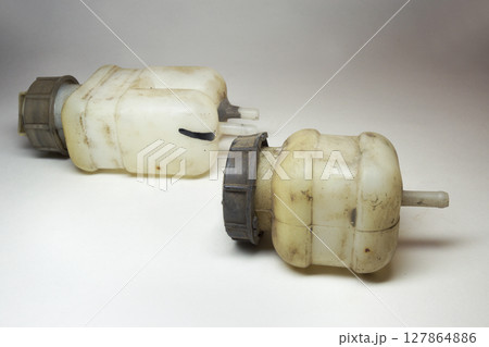 car fluid tanks of brake system and hydraulic clutch, old, worn, dismantled to replace 127864886
