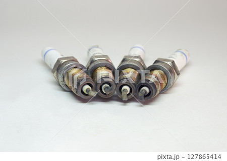 copper spark plugs kit, showing worn electrodes copper spark plugs kit, showing worn electrodes 127865414