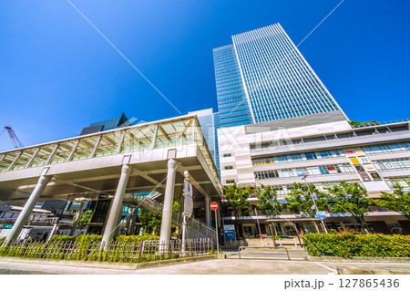 日本の東京都市景観 真夏のような日差し…田町駅東口などを望む 127865436