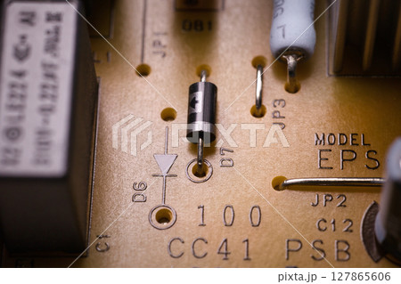 パソコンの基盤と配線のクローズアップ パソコンの基盤と配線のクローズアップ 127865606