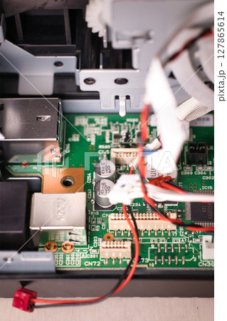 パソコンの基盤と配線のクローズアップ パソコンの基盤と配線のクローズアップ 127865614
