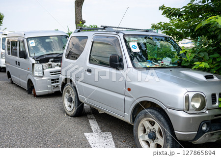路上に置かれた放置車両 127865894