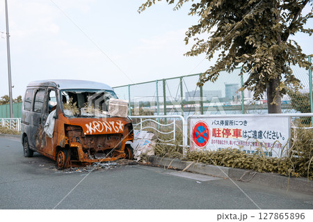 路上に置かれた放置車両 127865896