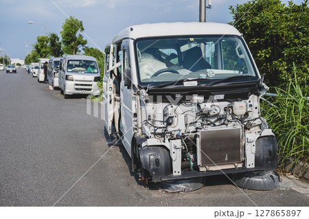 路上に置かれた放置車両 127865897