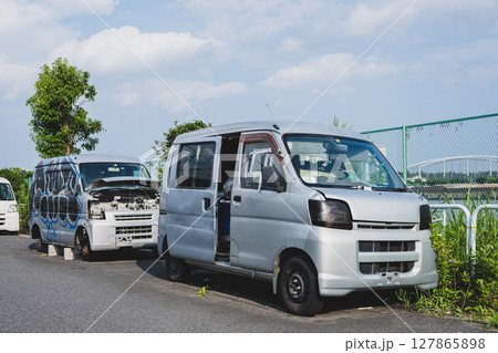 路上に置かれた放置車両 路上に置かれた放置車両 127865898