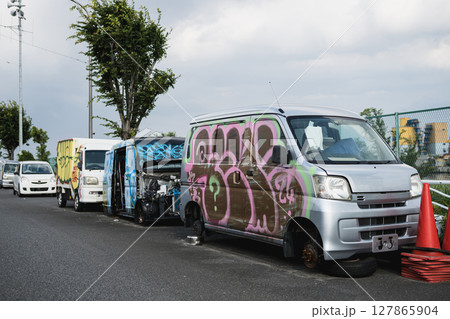 路上に置かれた放置車両 127865904