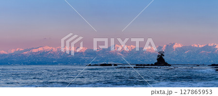 富山県_雨晴海岸と夕暮れの立山連峰 127865953