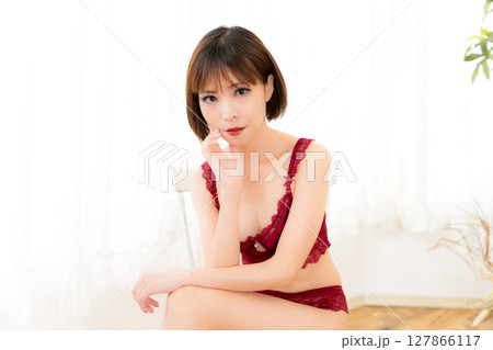 下着の日本人女性 127866117