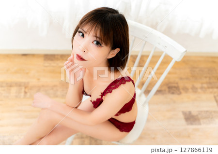下着の日本人女性 127866119