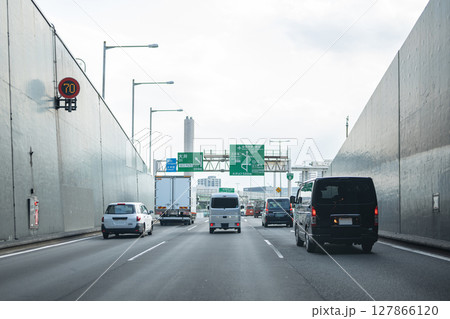 高速道路を走行する車 127866120