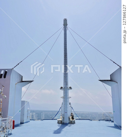 駿河湾フェリーのデッキの風景 127866127