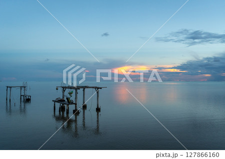 Sunrise over the peaceful lagoon of Maupiti, French Polynesia Sunrise over the peaceful lagoon of Maupiti, French Polynesia 127866160