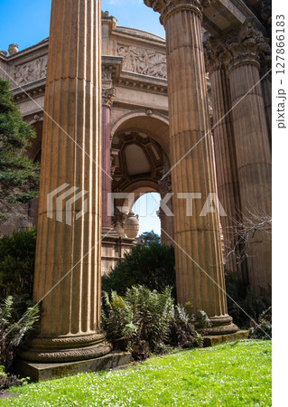 Palace of Fine Arts surrounded by greenery in San Francisco, USA Palace of Fine Arts surrounded by greenery in San Francisco, USA 127866183