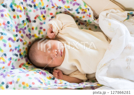 産まれたての日本人の男の子の赤ちゃん 127866281