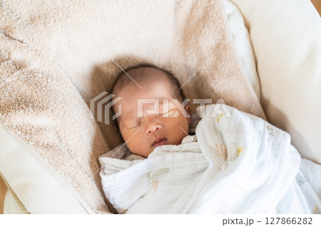 産まれたての日本人の男の子の赤ちゃん 産まれたての日本人の男の子の赤ちゃん 127866282
