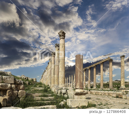 Roman Columns in the Jordanian city of Jerash (Gerasa of Antiquity), capital and largest city of Jerash Governorate, Jordan. Against the background of a beautiful sky with clouds 127866408