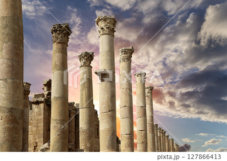 Roman Columns in the Jordanian city of Jerash (Gerasa of Antiquity), capital and largest city of Jerash Governorate, Jordan. Against the background of a beautiful sky with clouds 127866413