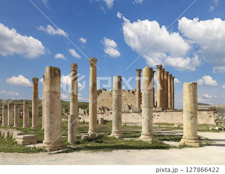 Roman Columns in the Jordanian city of Jerash (Gerasa of Antiquity), capital and largest city of Jerash Governorate, Jordan. Against the background of a beautiful sky with clouds 127866422