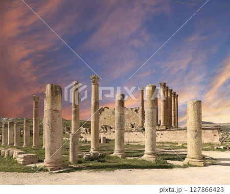 Roman Columns in the Jordanian city of Jerash (Gerasa of Antiquity), capital and largest city of Jerash Governorate, Jordan. Against the background of a beautiful sky with clouds 127866423